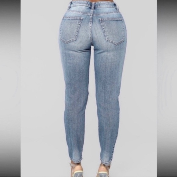 Fashion Nova High Rise Distressed Mom Jeans Size 5 (small) - Picture 3 of 6